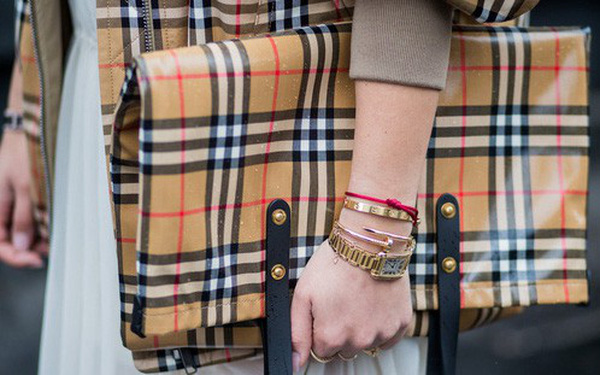 Không còn bị đốt bỏ, hàng tồn của Burberry được tái chế thành sản phẩm thời trang vì môi trường theo cách rất đặc biệt