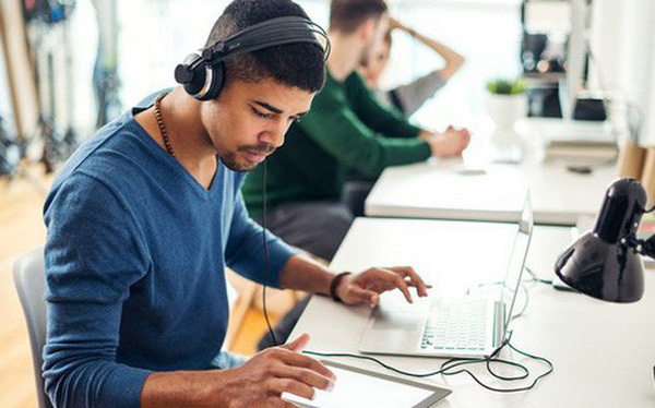 Nghe nhạc khi làm việc ảnh hưởng thế nào đến não bộ của bạn?