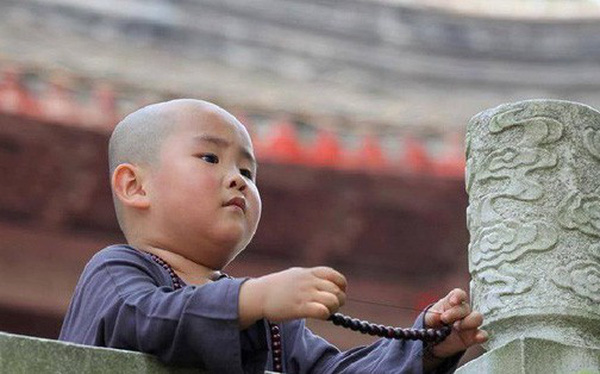 Cố tình sai chú tiểu mù đi đưa kinh thư, cao tăng âm thầm trao cho đệ tử 1 tài sản vô giá