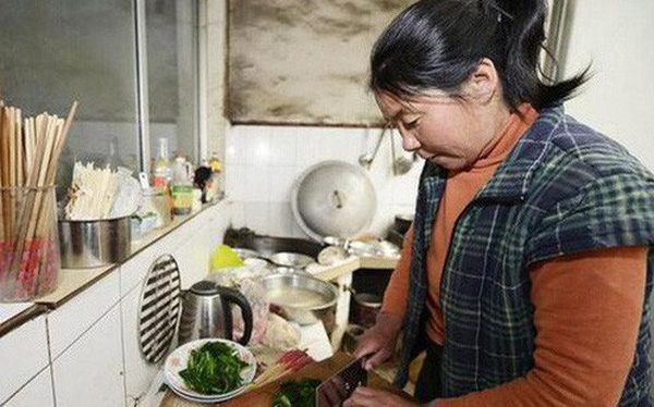 Người phụ nữ bị ung thư dạ dày giai đoạn cuối chỉ vì thói quen nấu ăn mà rất nhiều người cũng thường làm