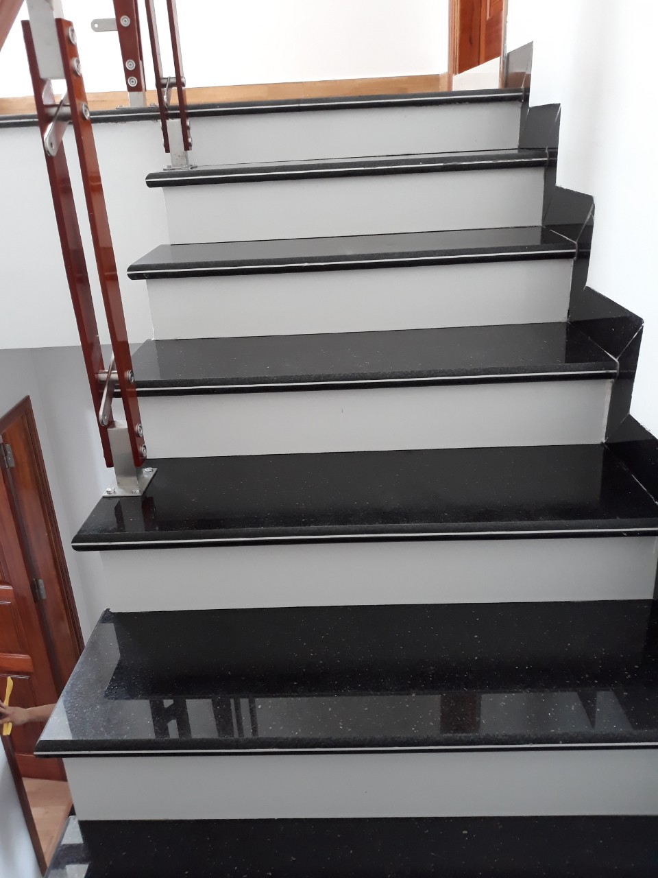Đá ốp lát cầu thang trắng sứ dẻo MT -DC0103